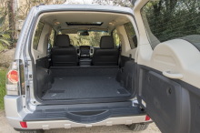 Le Pajero a gardé un levier pour enclencher ses quatre modes : 4x2, 4x4, 4x4 Lock et avec boîte courte. Le L200 est passé à un bouton rotatif, plus pratique.
