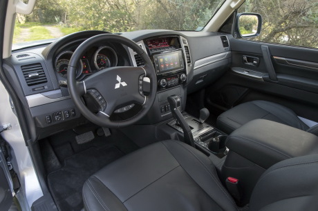 Un écran tactile multimedia, mais pas de GPS intégré à bord du Mitsubishi Pajero. Un Smartphone, et les applications AppleCarPlay et Androïd font tout aussi bien l'affaire... en finition haute Instyle. Compteurs à puits et frein à main à l'ancienne gardent leur charme.