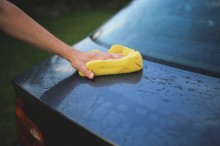 Lavage voiture à la main