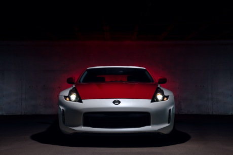 nissan 370 Z 50eme Anniversaire rouge et blanche capot rouge