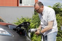 La recharge complète de la batterie du Nissan e-NV 200 nécessite de 4 à 12 heures selon que l'on utilise une borne rapide ou une prise domestique.