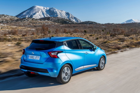 Nissan Micra 2017 bleu vue arrière droite sur une route