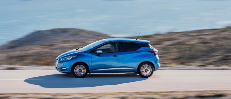 Nissan Micra 2017 bleu vue de profil gauche sur une route
