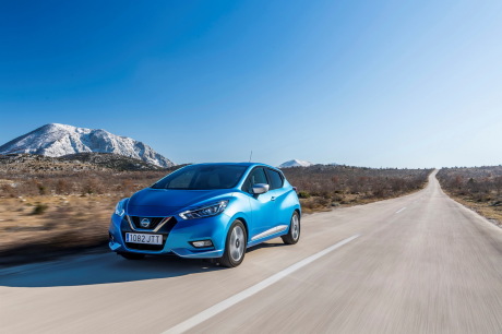 Nissan Micra 2017 bleu vue avant droite sur une ligne droite