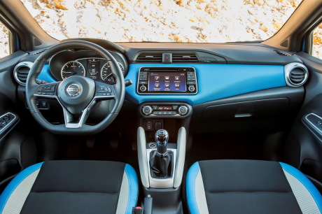 Nissan Micra 2017 Tekna pack bleu planche de bord