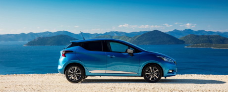 Nissan Micra 2017 bleu vue de profil droit