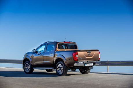 vue latérale Nissan Navara 2016
