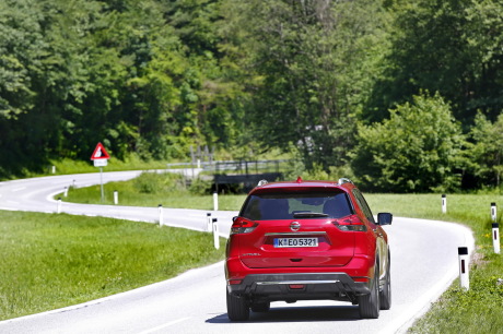 La Nissan X-Trail a la poupe carrée et le toit droit : la possibilité 7 places ne permet pas les effets de style.