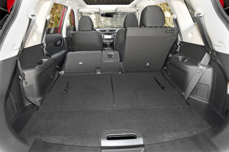 Le Nissan X-Trail a du coffre : 565 l. Déployés, les sièges de 3e rang (900 €) le réduisent à 134 l : sept trousses de toilette.