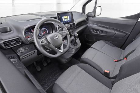 Excellente ergonomie au poste de conduite, où le volant et certaines commandes sont typiquement Opel. Excellente ergonomie au poste de conduite, où le volant et certaines commandes sont typiquement Opel.