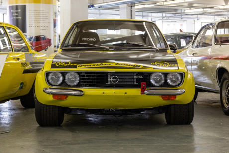 Opel Manta A vue avant jaune et noire