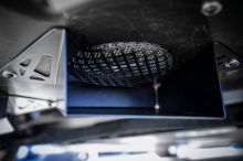 Deux haut-parleurs étanches de 400 W sont logés sous la voiture pour émettre un bruit artificiel.