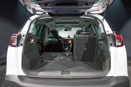 La modularité sera identique à celle de l'Opel Crossland X. La banquette coulissante se fractionne en 2/3-1/3 et les assises s'effacent pour former un plancher quasiment plat, système déjà connu sur le CItroën C3 Picasso.