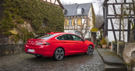 Opel Insignia Grand Sport rouge 2017 arrière droit statique