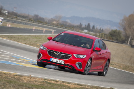 Mais se révèle moins à son avantage à l'inscription dans une chicane serrée, rançon, comme sur toute grande berlines sportive, de la taille et du poids.