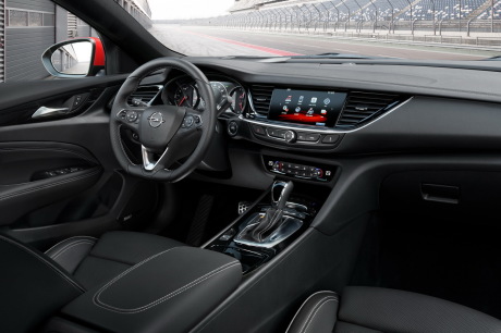 Pas de faute, mais il y a mieux ailleurs. Les aérateurs de la planche de bord de l'Opel Insignia GSi manquent d'élégance, la console centrale de force. L'ambiance est résolument sport : ciel de toit noir, laque et chromes, volant à méplat, pédalier alu.