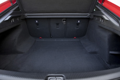 L'Opel Insignia GSi a bon coffre : 490 l en mode 5 places, de la profondeur. Dommage que l'espace sous plancher ne soit pas aménagé.