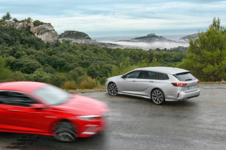 Le break Sports Tourer (5,00 m) offre un coffre plus vaste (de 560 à 1 665 l) et un hayon électrique, pour 1 500 € supplémentaires.