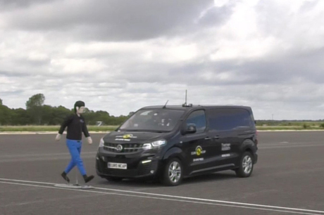 Opel Vivaro - Test système de détection des piétons
