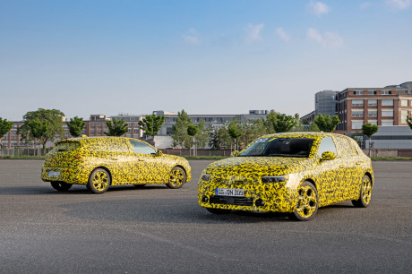 Opel Astra camouflée