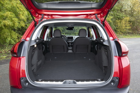 Peugeot 2008 1 vue arrière coffre ouvert banquette rabattue rouge ultimate