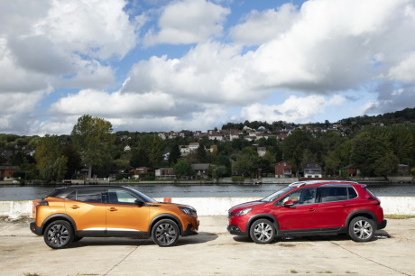 Peugeot 2008 2 2019 orange fusion et Peugeot 2008 1 2016 rouge ultimate vues de profil