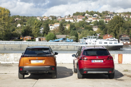 Peugeot 2008 2 2019 orange fusion et Peugeot 2008 1 2016 rouge ultimate vues arrière