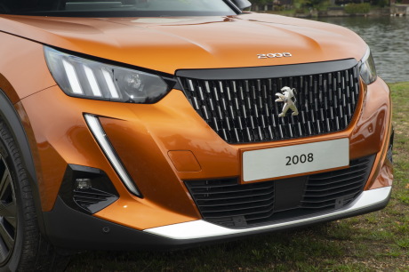 Peugeot 2008 2 2019 vue avant calandre orange fusion