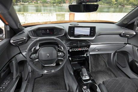 Nouveau Peugeot 2008 planche de bord i-Cockpit