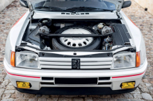 Peugeot 205 Turbo ex Jean Todt capot avant