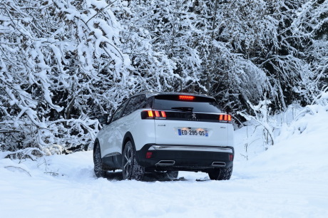 Peugeot 3008 HADC pente descente neige blanc