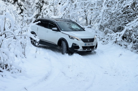 Peugeot 3008 HADC pente descente neige blanc