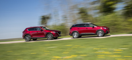 La carrure du Mazda CX-5 est plus imposante que celle du Peugeot 3008.