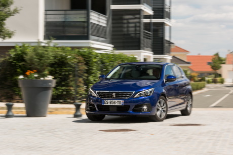 Peugeot 308 Allure bleu action avant gauche en ville