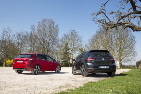 Peugeot 308 GT 2015 rouge vs Volkswagen Golf GTD grise arrière