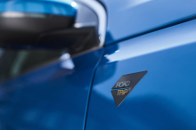 Peugeot 308 Roadtrip logos sur ces ailes.