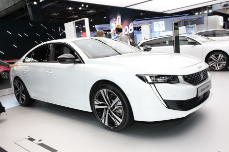 Les 508 berline et SW hybrides promettent une consommation mixte de 2,2 l/100 km et 49 g de COò/km. Reste à savoir si un bonus écologique reviendra en 2019...