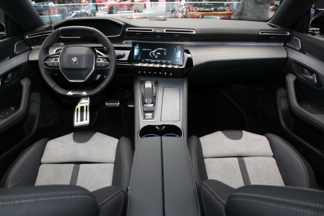 Quatre modes de conduite pour la 508 hybride : Sport cumulant les deux moteurs, Hybrid pour optimiser la consommation, ZEV pour rouler en 100% électrique. Et Confort, qui combine mode hybride et confort de la suspension pilotée.