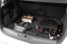 La console centrale de la Peugeot 308 "normale" a été déplacée dans le coffre avec un ordinateur et divers capteurs