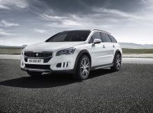 Lancée en mars 2012, puis restylée en septembre 2014 (photo), la Peugeot 508 RXH offre une livrée exclusive et une motorisation hybride diesel.