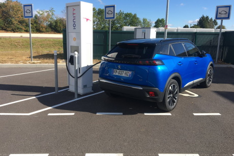 Peugeot e 2008 sur borne de recharge