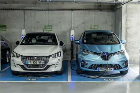 renault zoe vs peugeot e 208 en charge