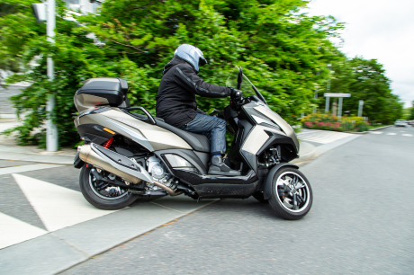 Peugeot scooter trois roues