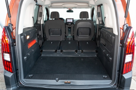 Seuil bas, accÚs large, beau volume (597 à 2126 l), siÚges de second rang escamotables individuellement dans la plancher sur GT Line : en termes de chargement, le Rifter offre plus que n'importe quel SUV compact. Même le siÚge passager avant s'escamote pour gagner en longueur de chargement.