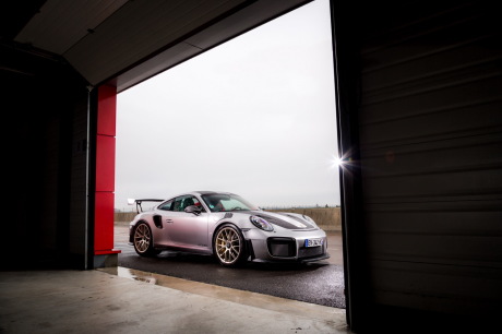 Porsche 911 GT2 RS Weissach statique avant droit