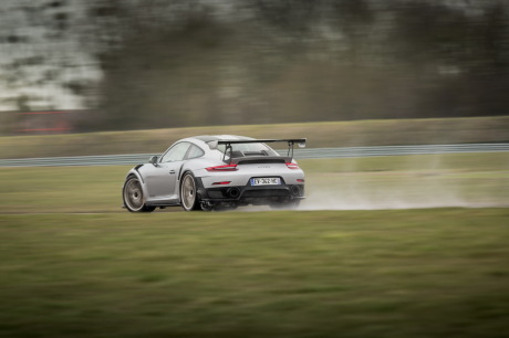 Porsche 911 GT2 RS Weissach action arrière gauche