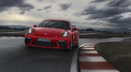 Porsche 911 GT3 2017 vue avant couleur rouge sur circuit