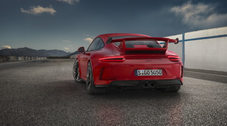 L'imposant aileron en carbone, les sorties d'air et le nouveau diffuseur optimisent l'aérodynamique de la 911 GT3.