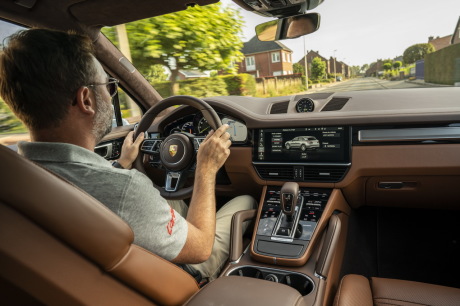 Porsche Cayenne Turbo S E-Hybrid coupé 2019 conducteur planche de bord