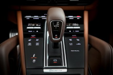 Porsche Cayenne Turbo S E-Hybrid coupé 2019 console centrale